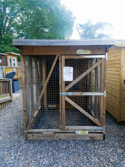 6 x 4 Animal house with 6 x 6 run and extended roof (Ex Display) - Image 2