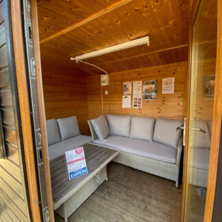 8×10 Traditional Garden Room Interior